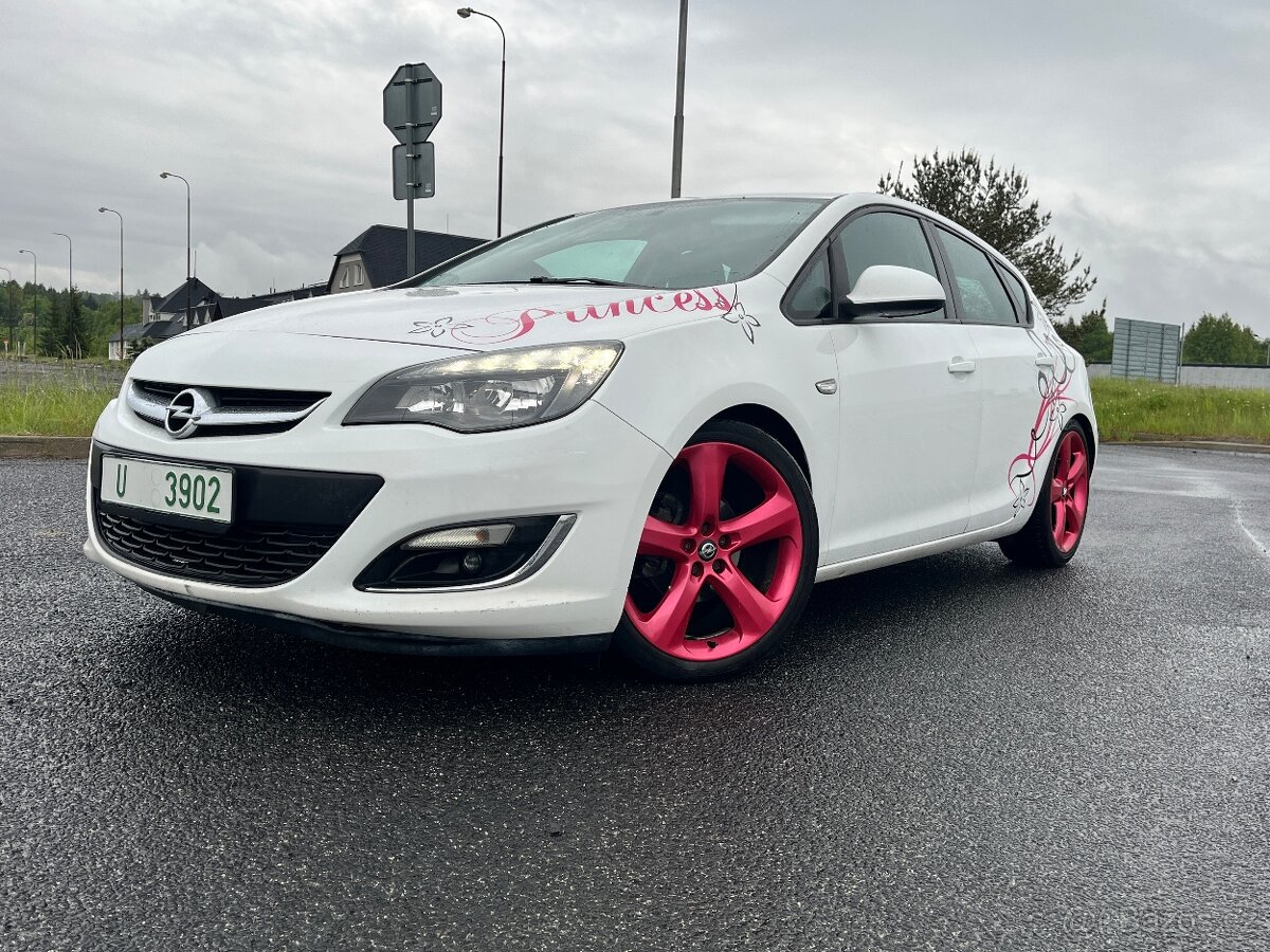Opel Astra rok 2012 1.4 sport