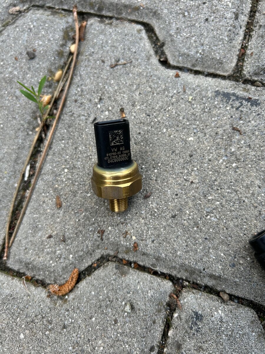 Snímač tlaku oleje 04C906060C