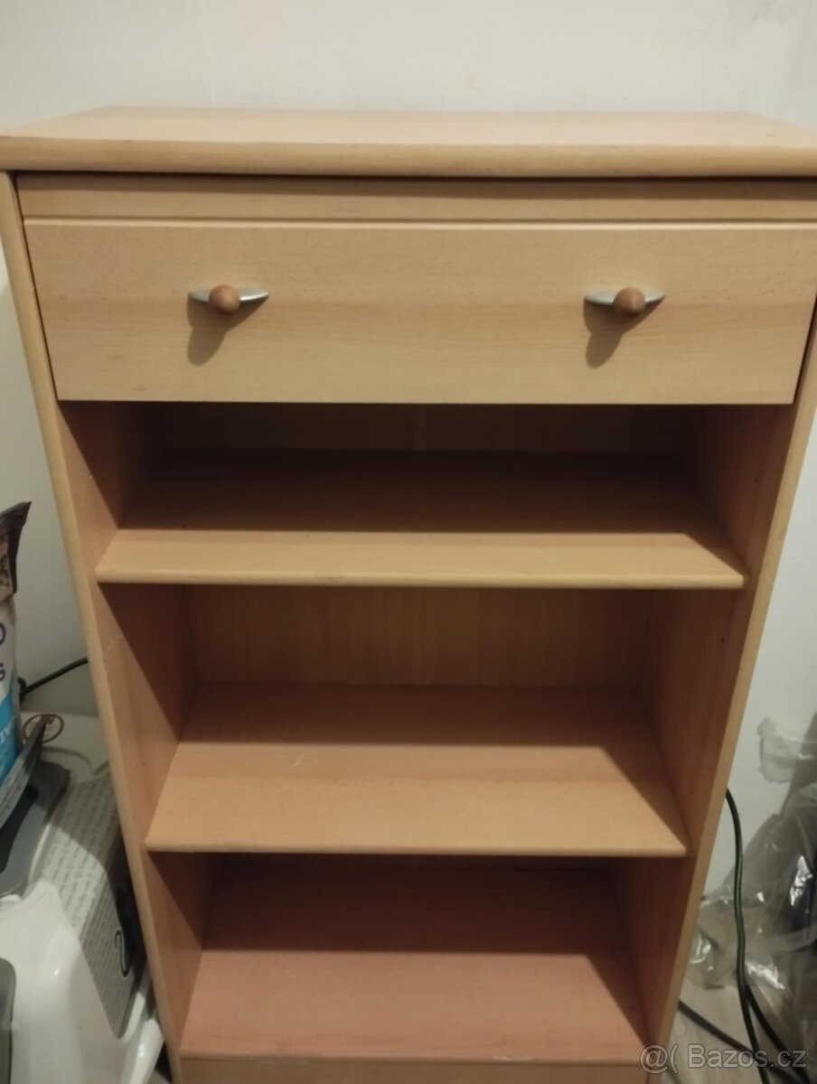 Dřevená komoda se šuplíkem