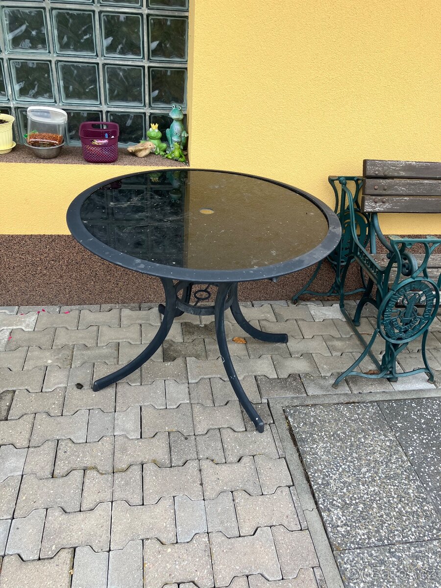 Zahradní stůl