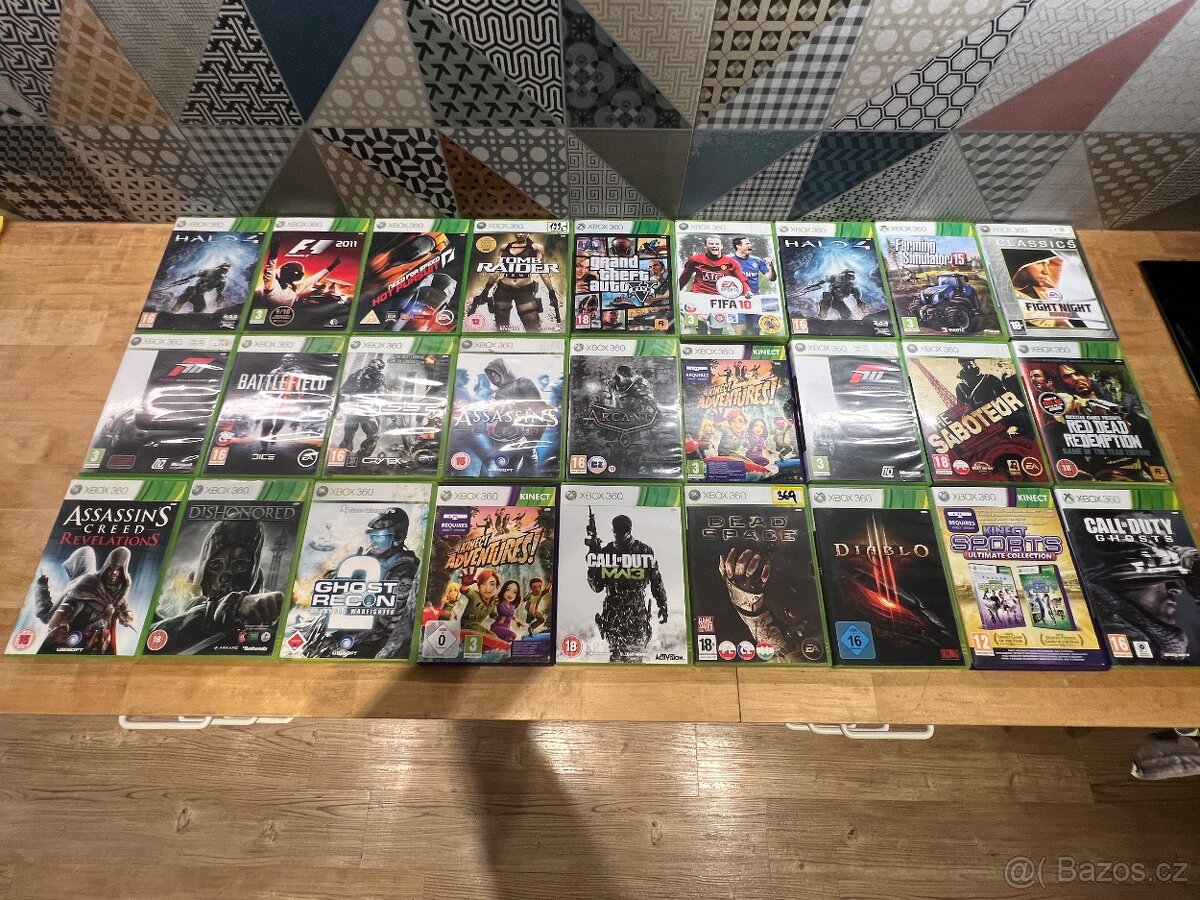 Xbox 360 Slim 250GB + Kinect + 27 her + herní ovladače