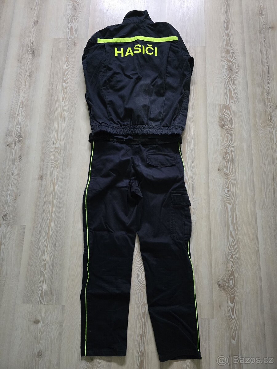Prodám dětskou hasičskou uniformu,