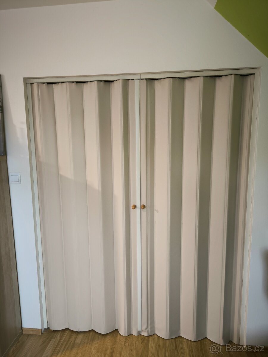 Shrnovací dveře koženkové