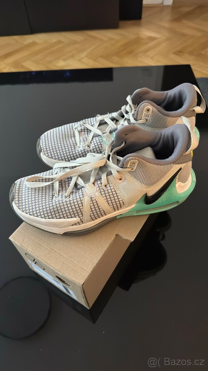 Nike LeBron Witness 7