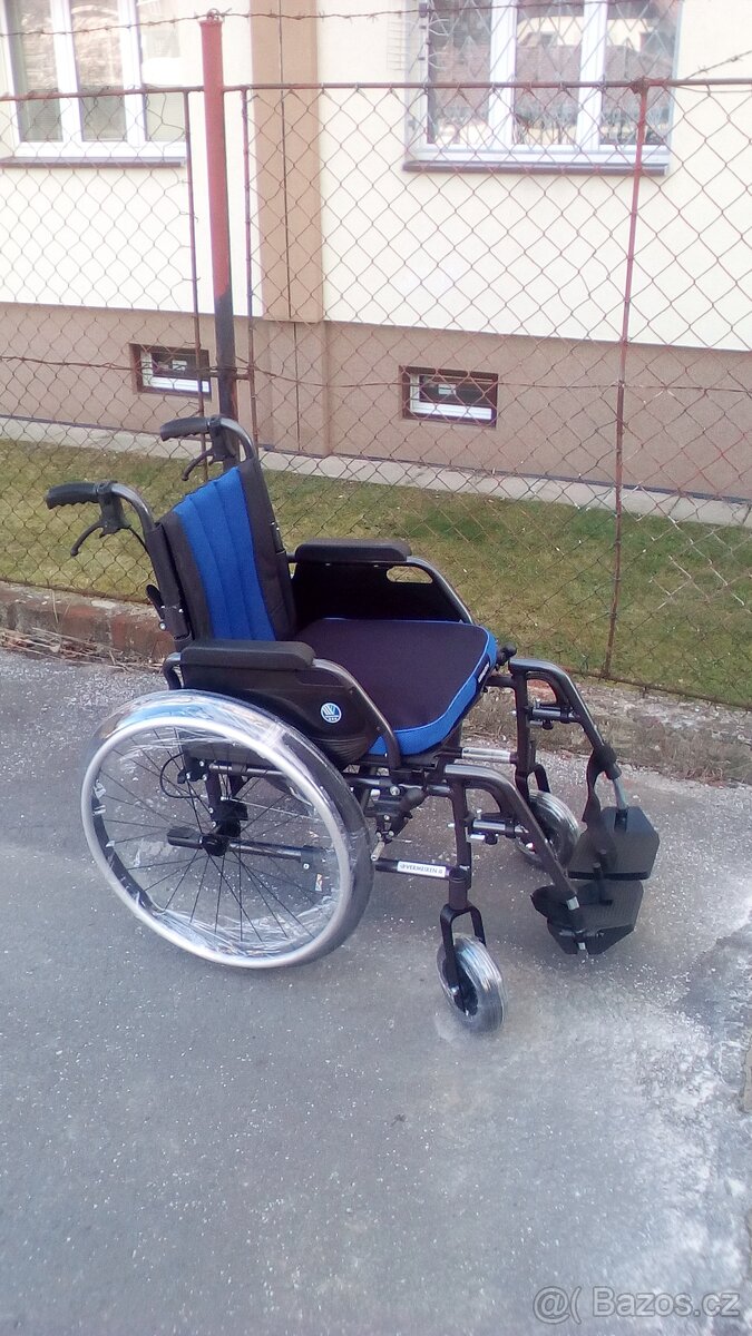 INVALIDNÍ VOZÍK-46CM-ODLEHČEN-BRZDY PRO DOPROVOD