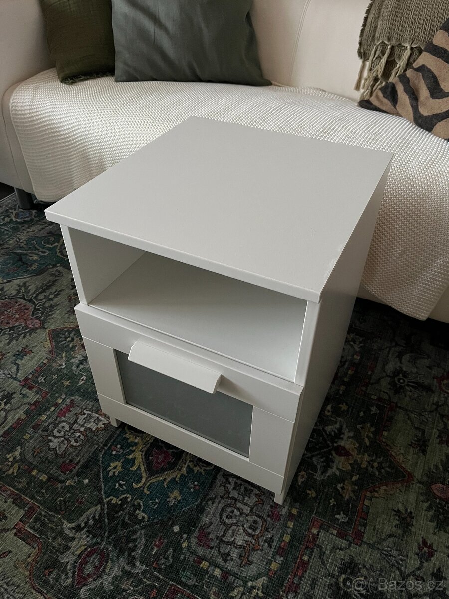Noční stolek IKEA BRIMNES + bílý stůl (výhodněji)