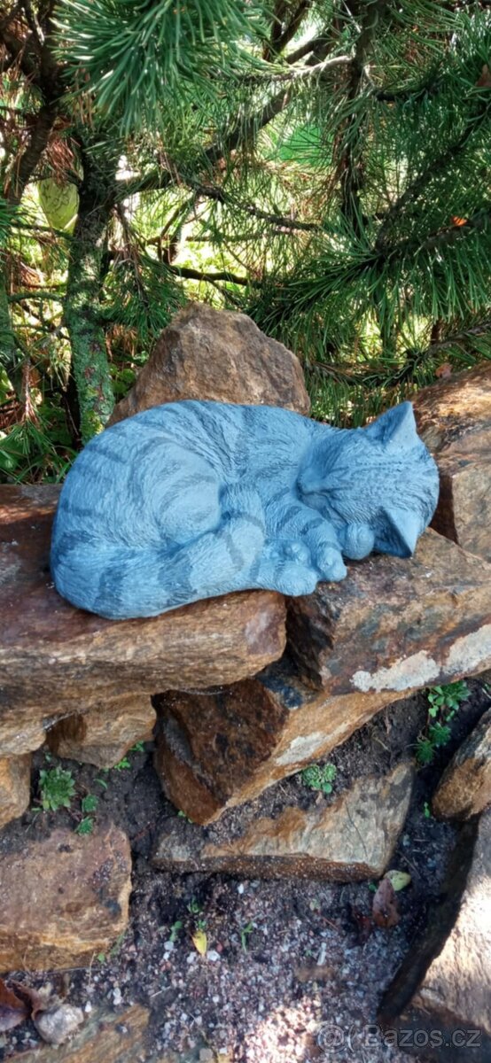 Zahradní dekorace- Spící kočka