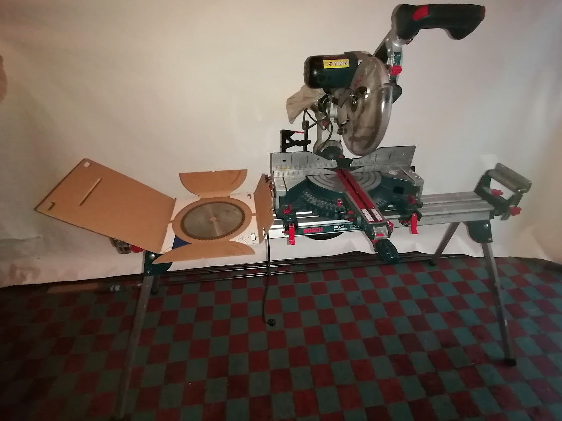 Pokosová pila Bosch GCM 10 SD vč. stolu