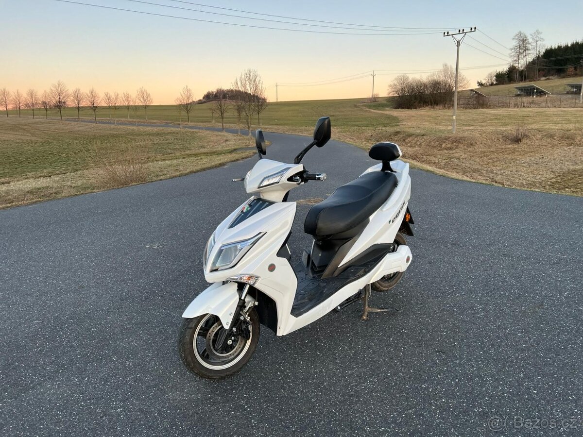 Elektroskútr Hecht Equis