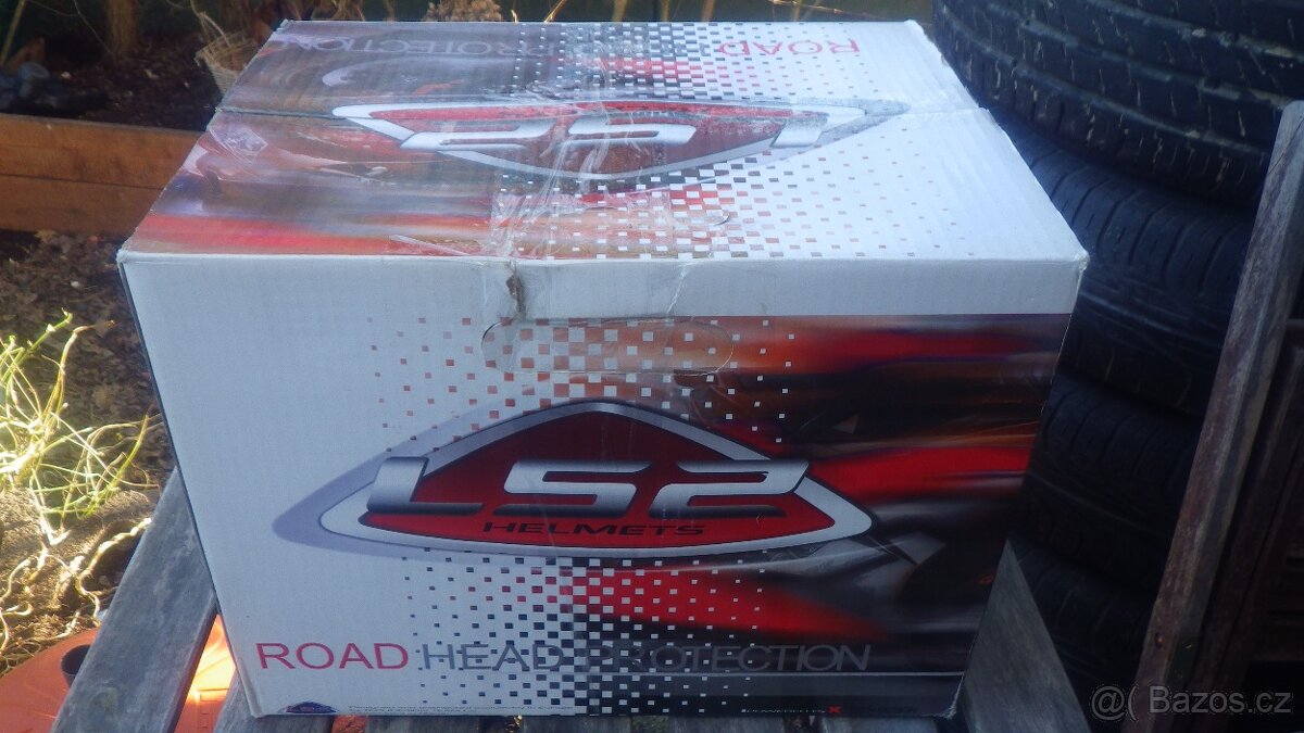 Nová vyklápěcí helma LS2