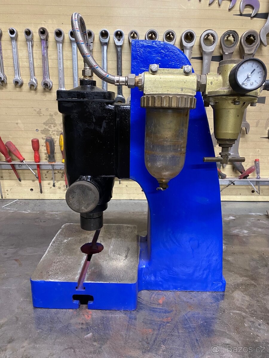 Pneumatický rázový lis