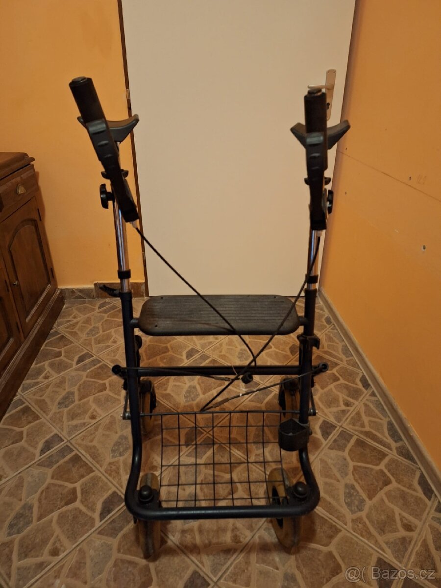 Invalidní skládací chodítko