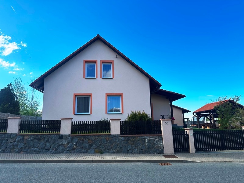 Prodej rodinného domu 252 m² s pozemkem 894 m²