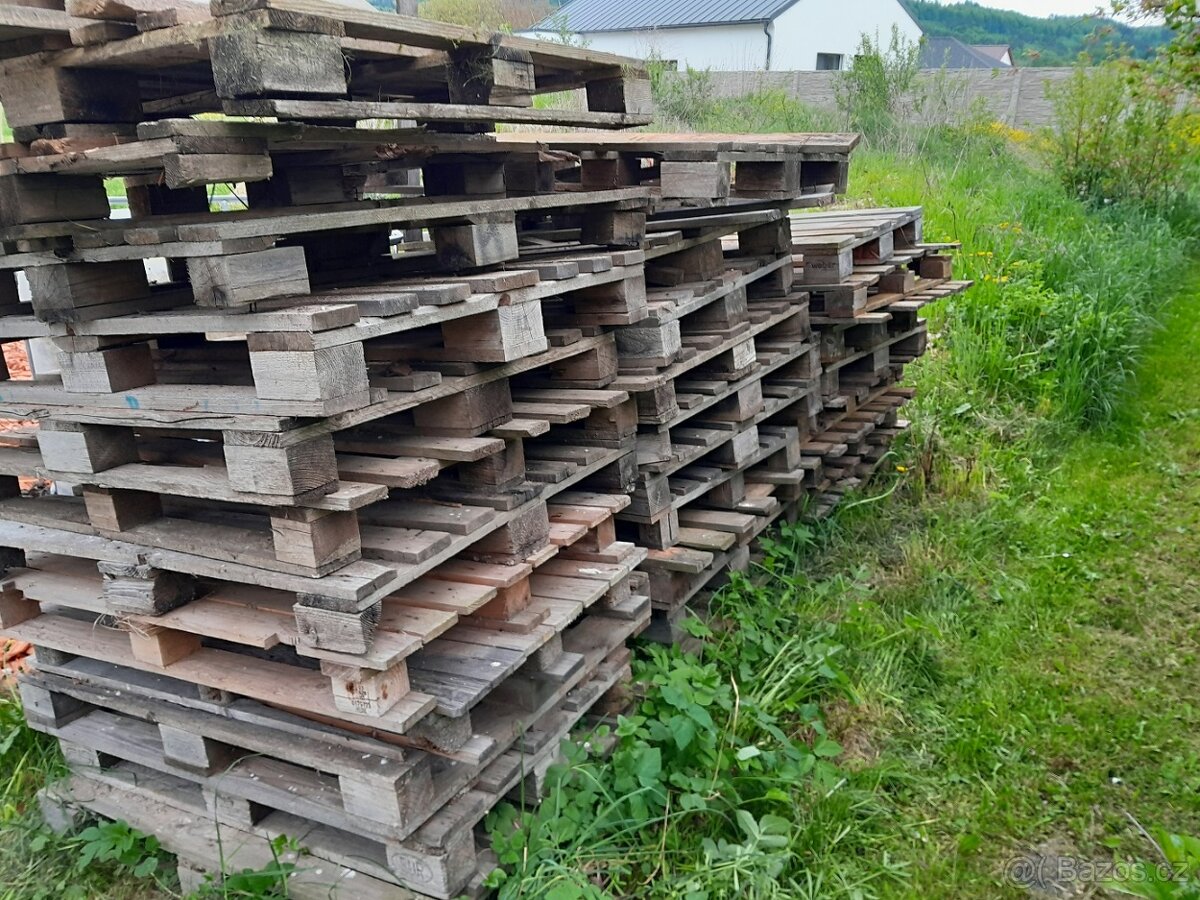 Zdarma cca 40 kusů palet