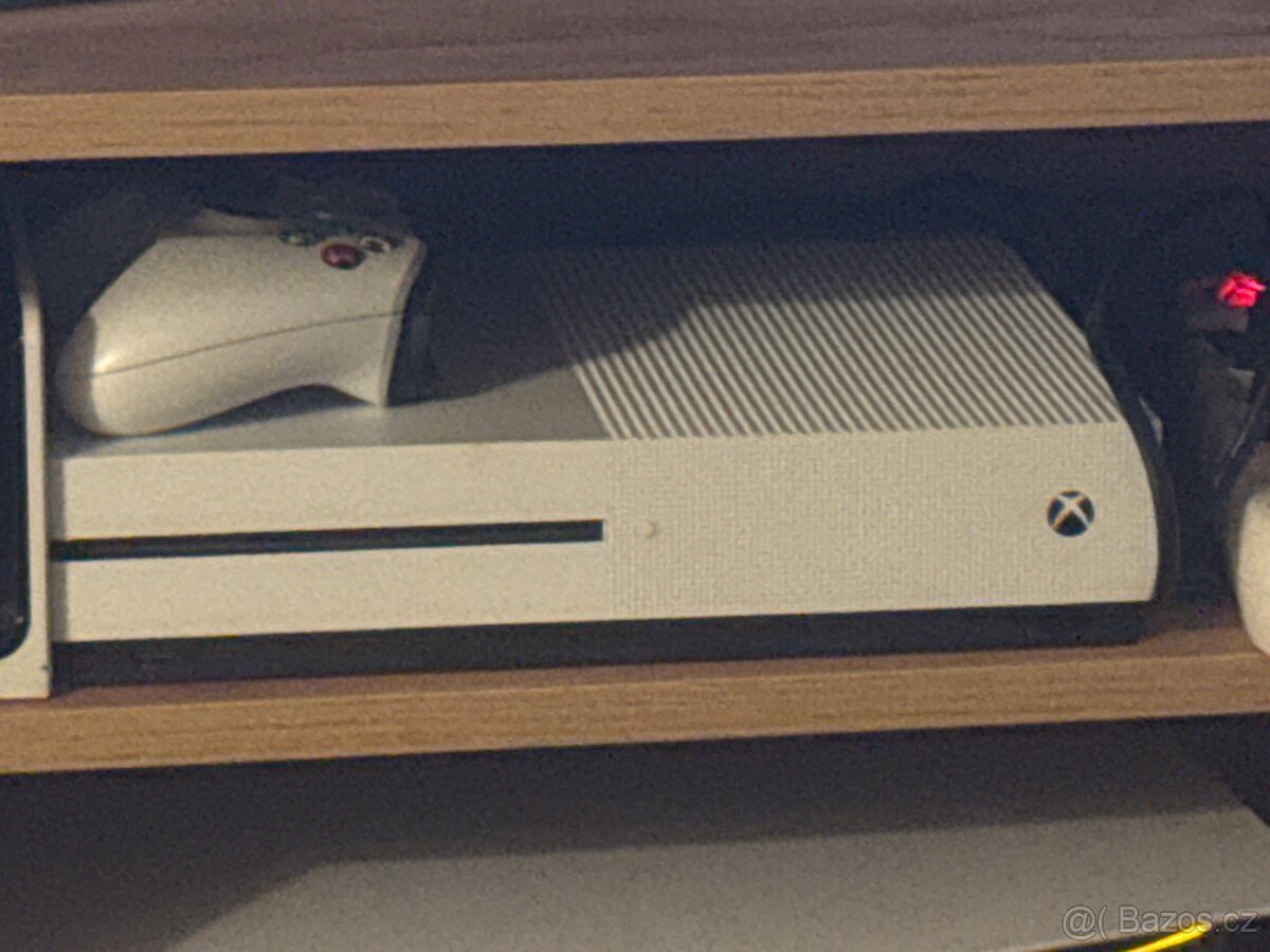 Prodám Xbox One + hry + ovladač