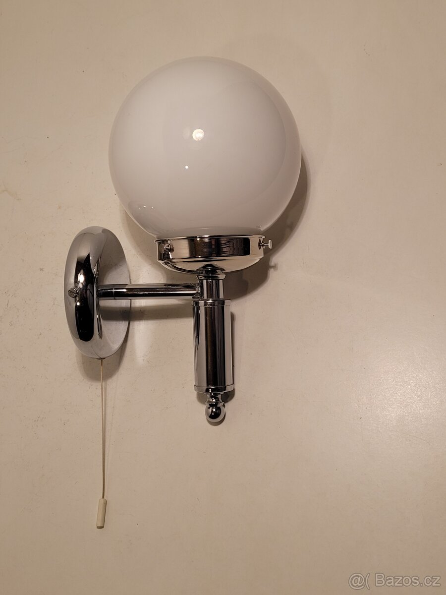 niklovaná nástěnná lampa, lampička , stínidlo bílá koule