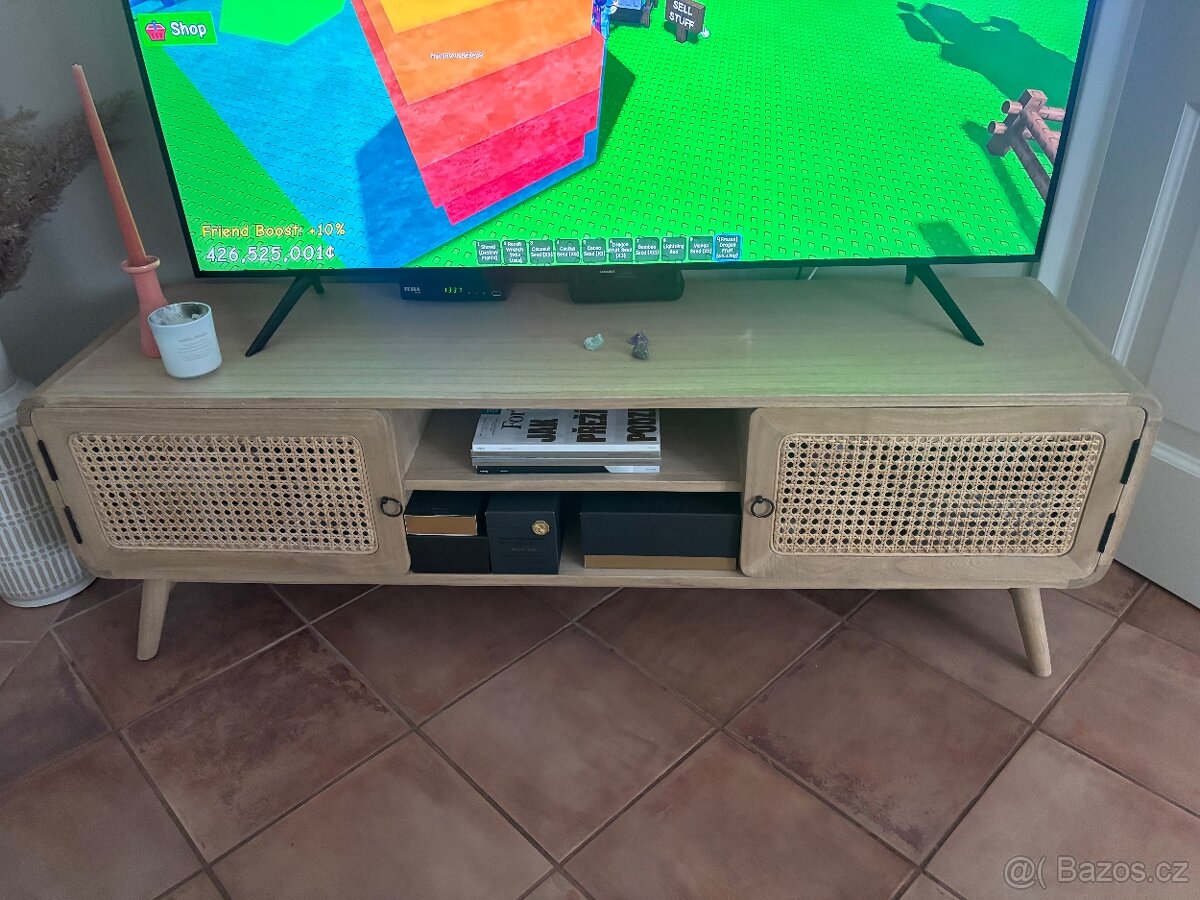 Tv stolek , pravé dřevo od Momenti.cz