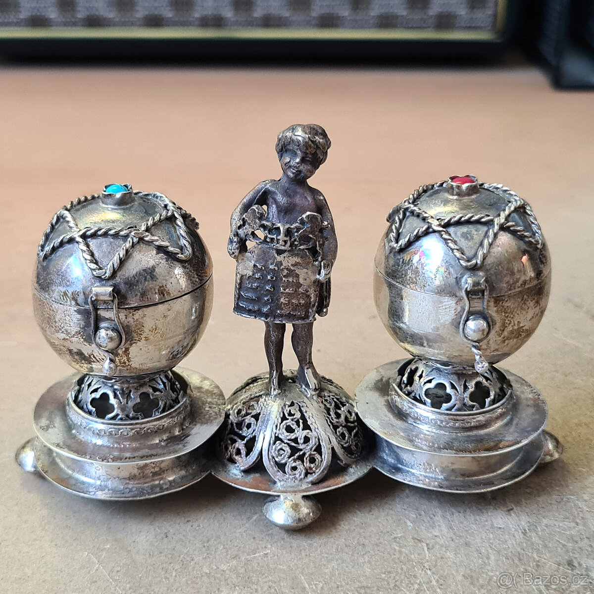 Ag židovské kořenky, figurální motiv, kameny tyrkys a korál,