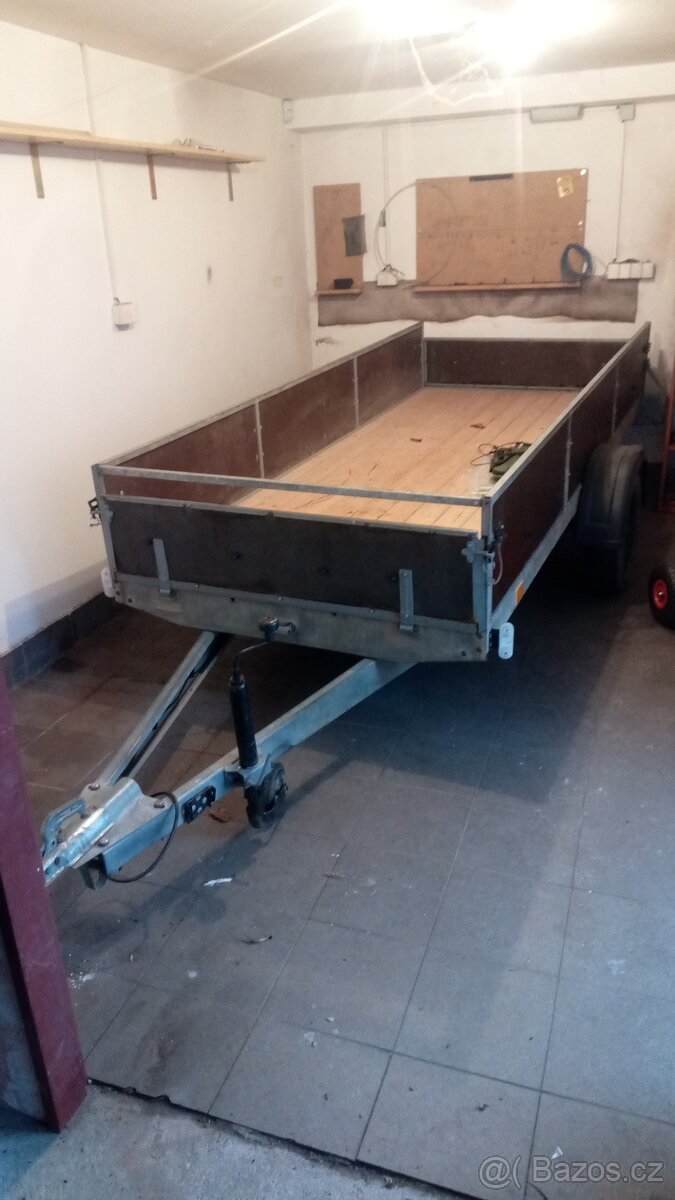 Přívěsný vozik s velkou plachtou