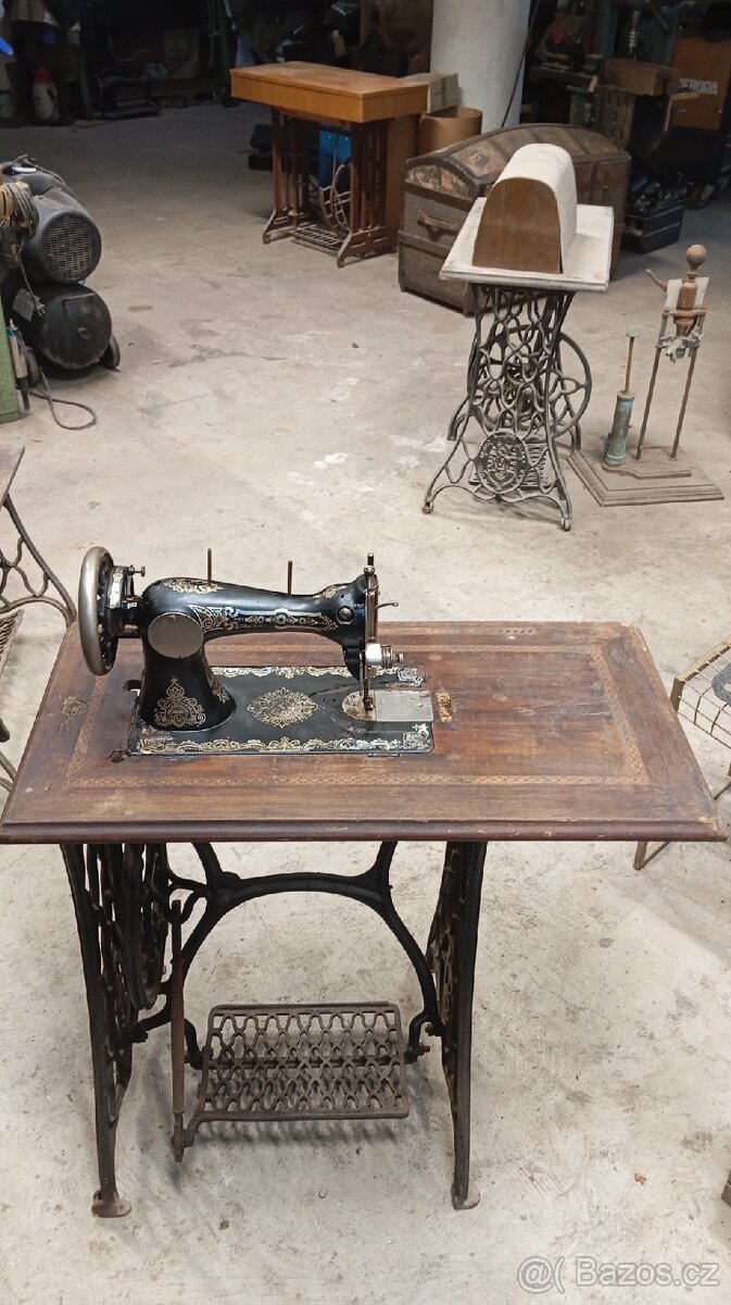 Starožitný šicí stroj