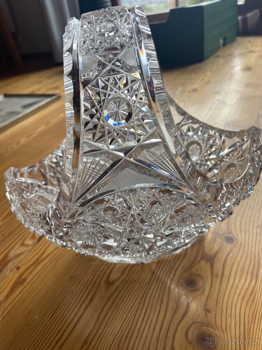 Skleněná broušená mísa na ovoce