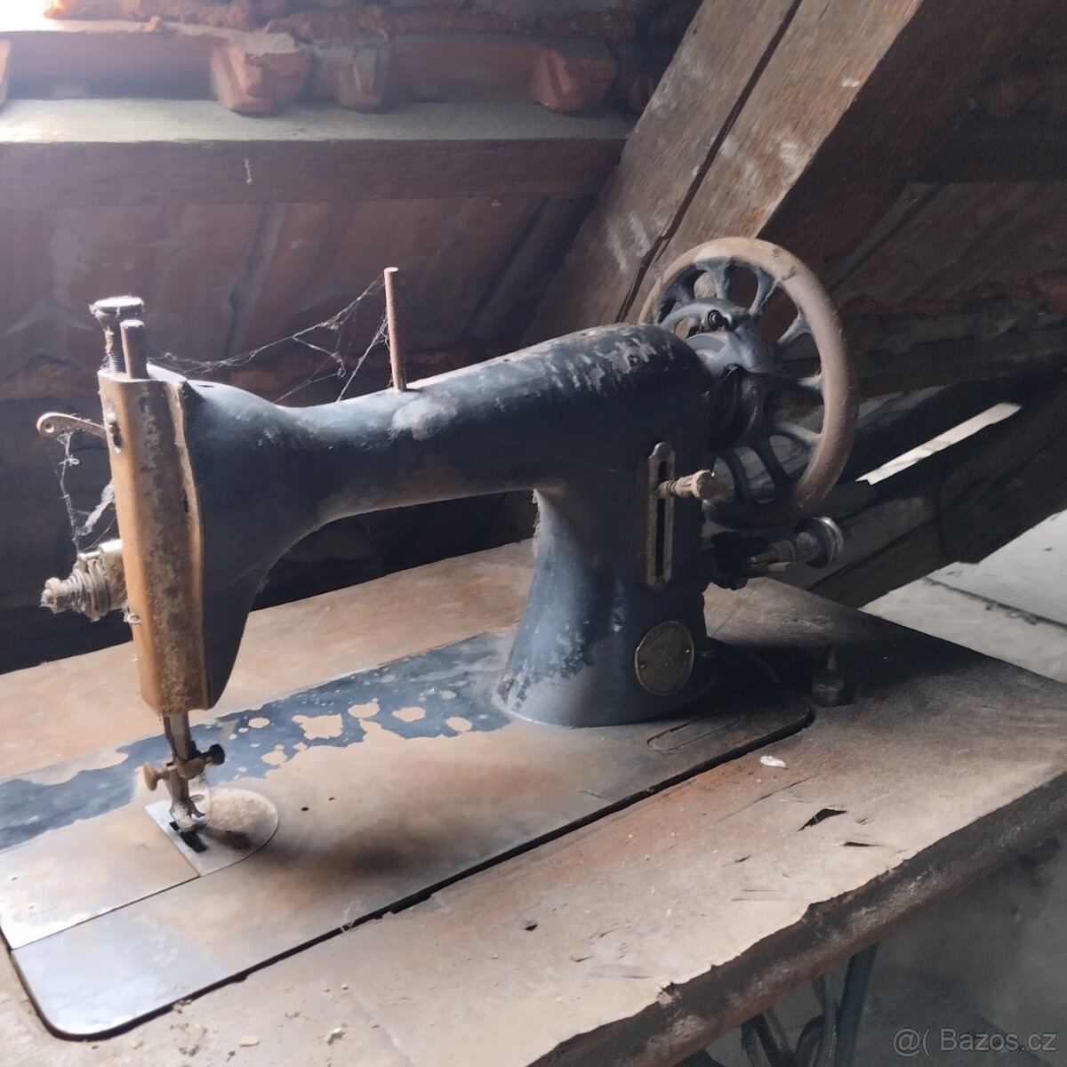 Starý šicí stroj