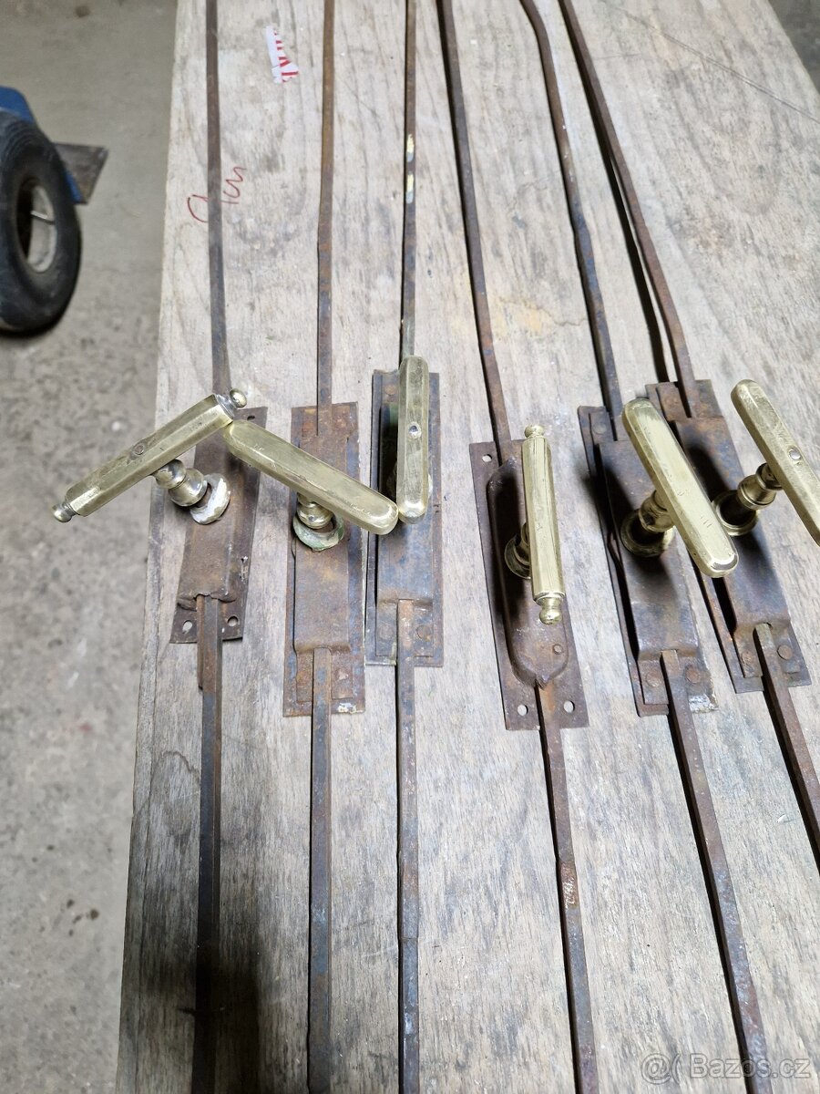 Mosazné kliky na okna