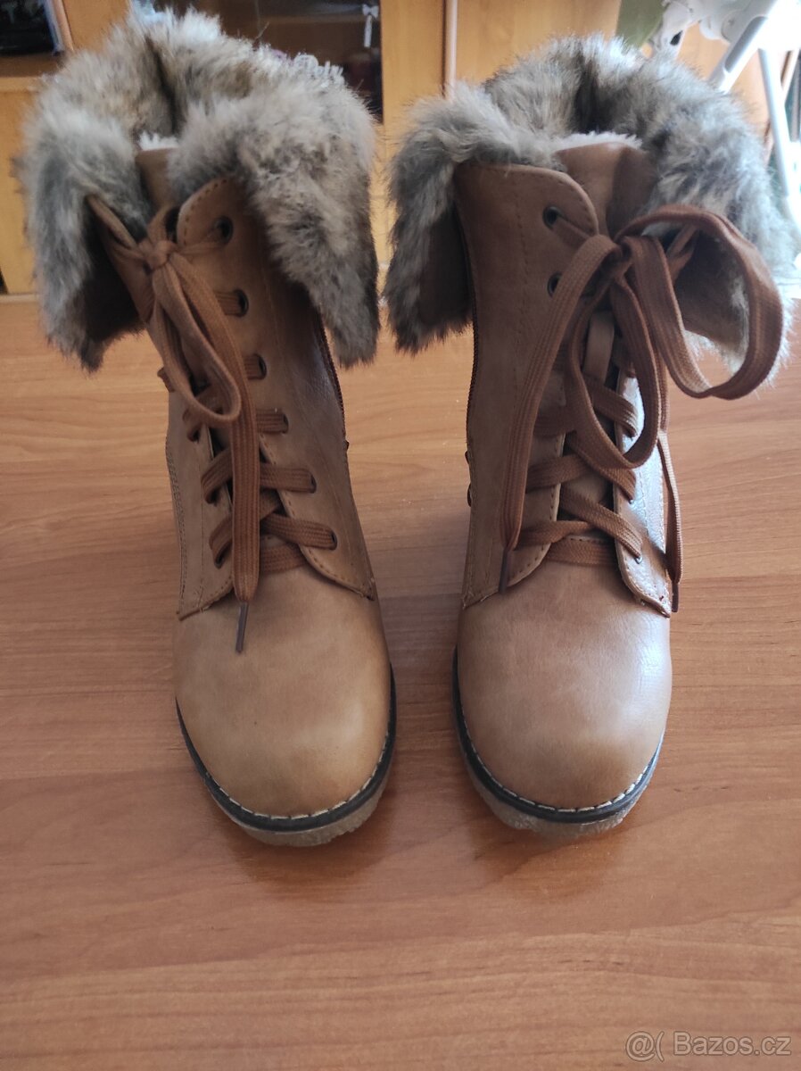Dámské zimní boty na klínku 38