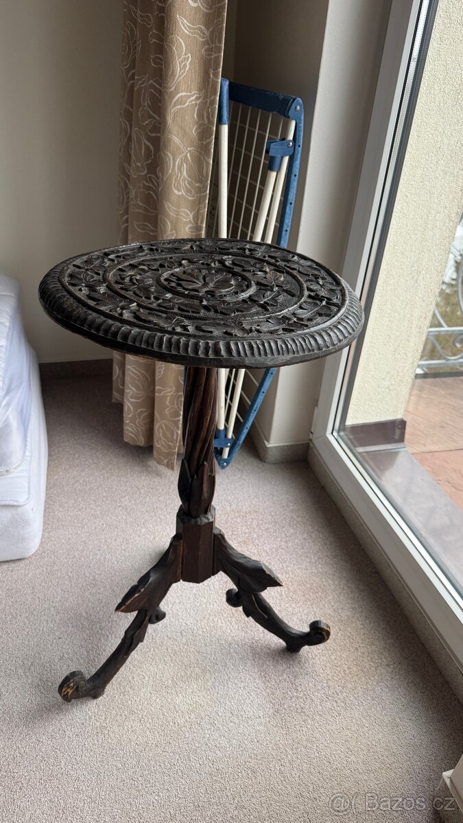 starý stolek vyřezávaný