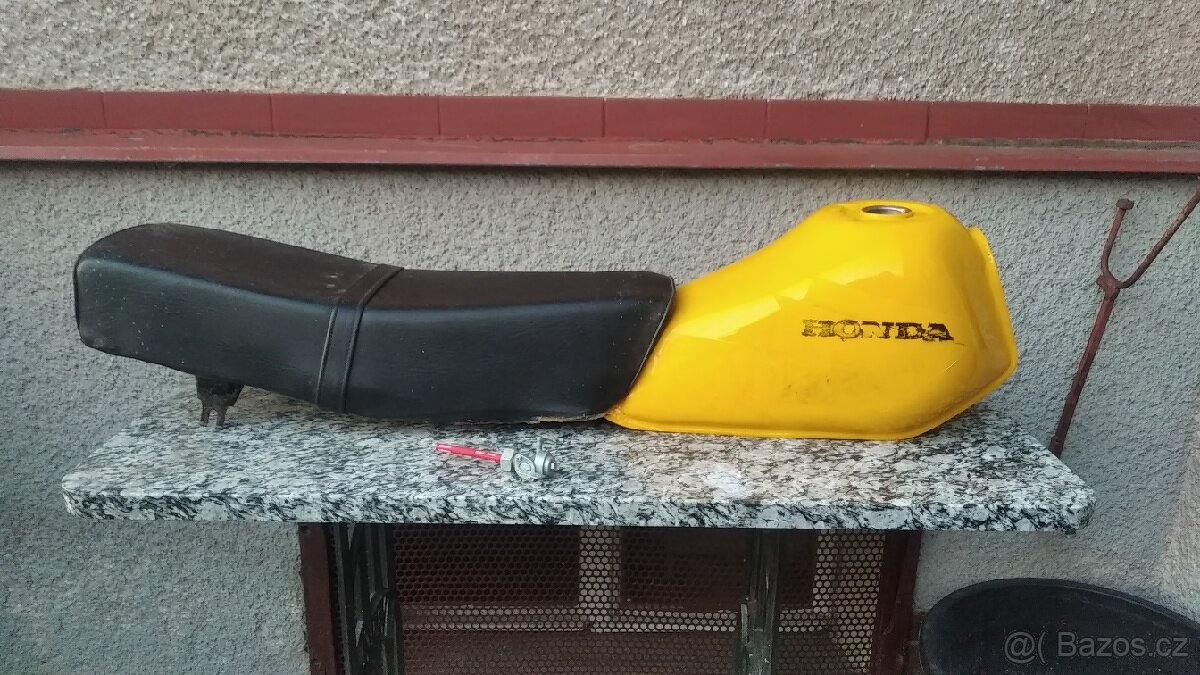 Honda xl , nádrž , výfuk a sedlo