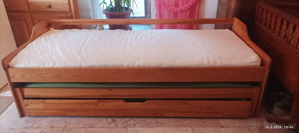 Postel s výsuvným lůžkem a úložným prostorem