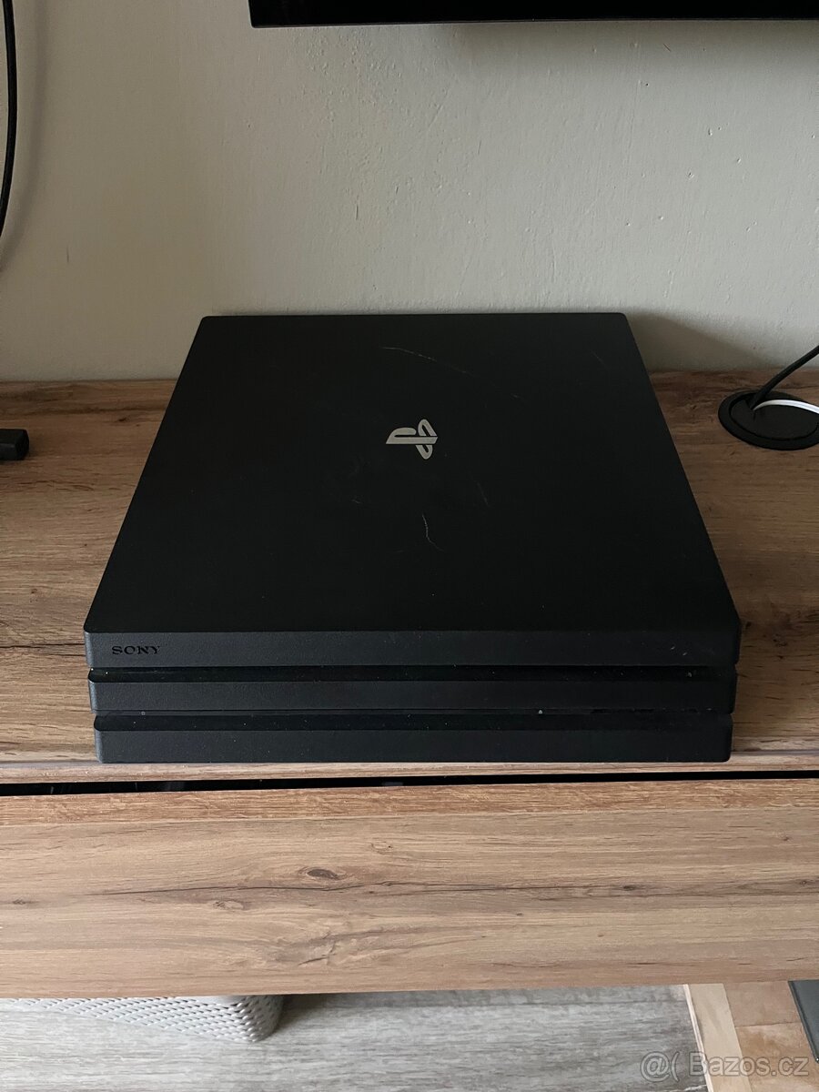 PS4 Pro 1Tb + 2x ovladač + hry