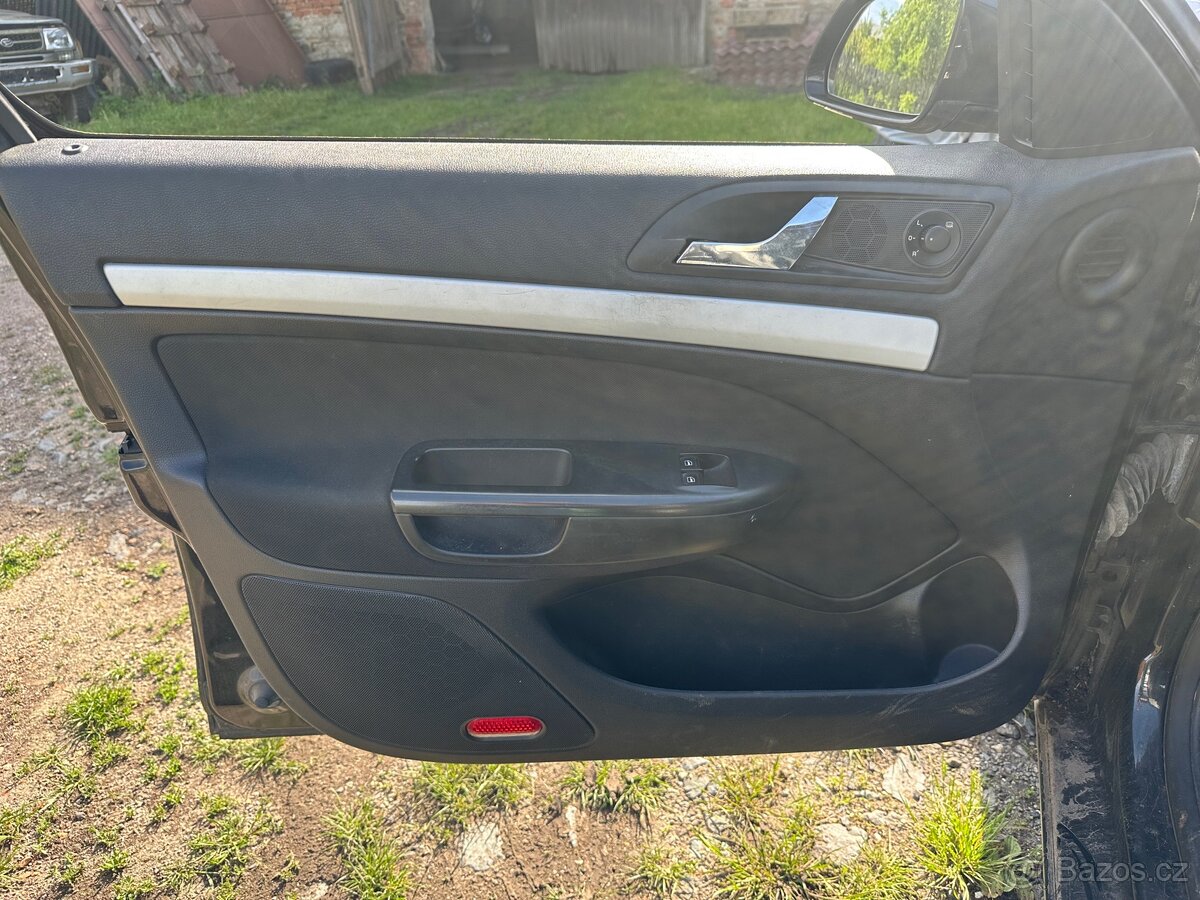 Škoda Octavia 2 tapec dveří řidiče.