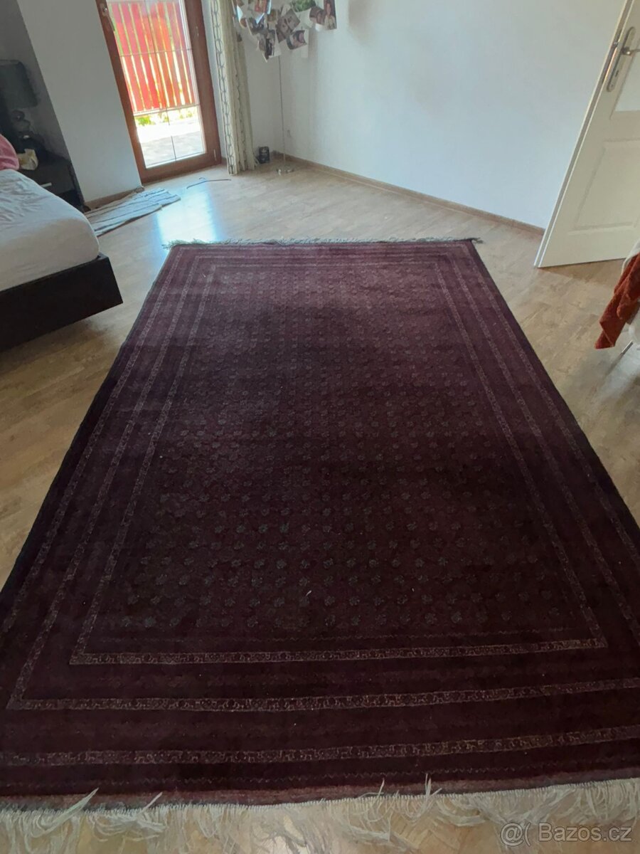 Velmi velký perský koberec, ručně tkaný.