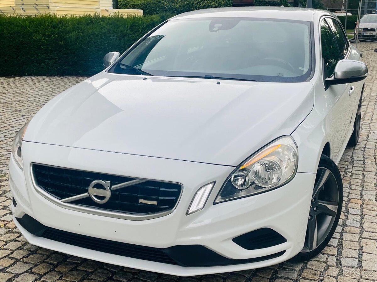 Volvo V60 2.0D 120KW MANUÁL R-DESIGN SENZORY