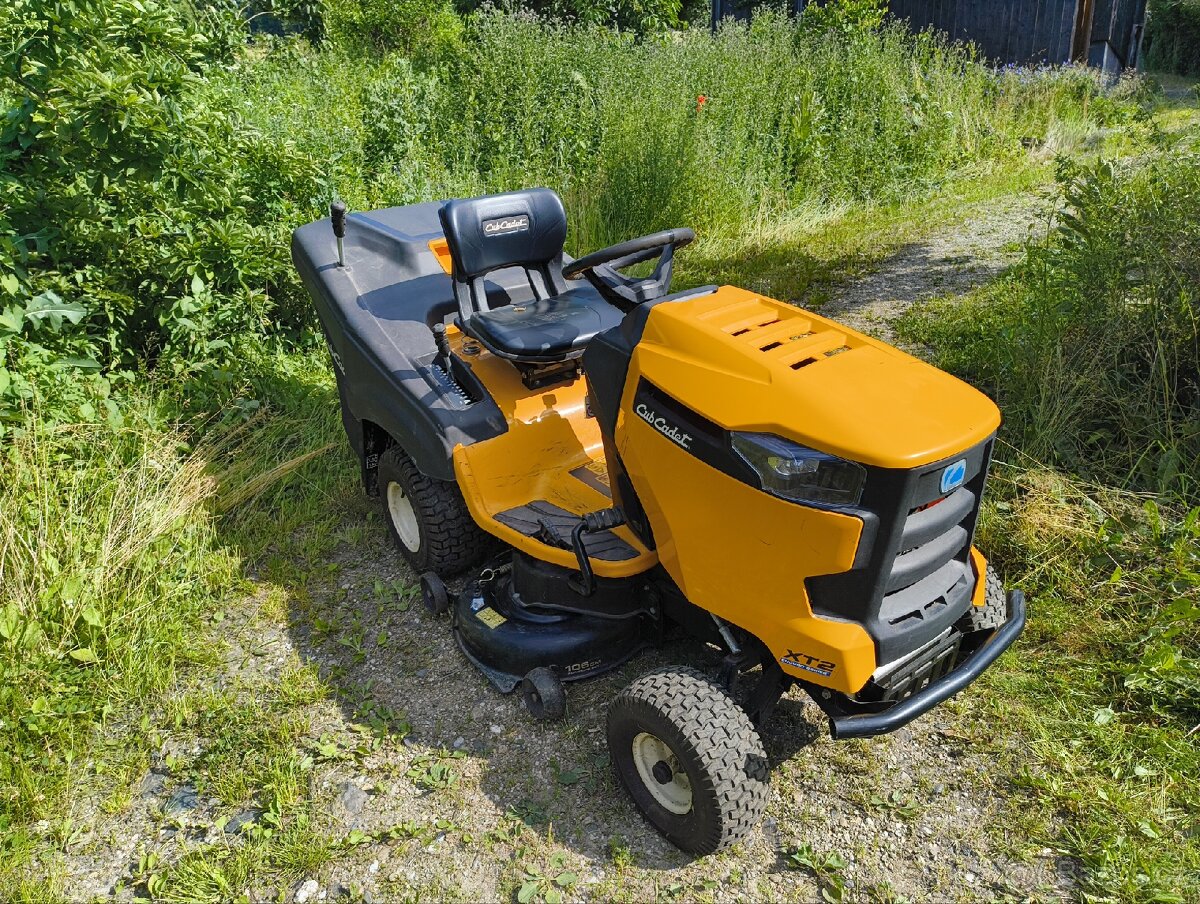Špičkový zahradní traktor Cub Cadet XT2 QR106