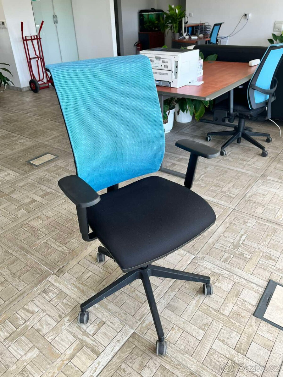 Kancelářská židle modrá síťovaná
