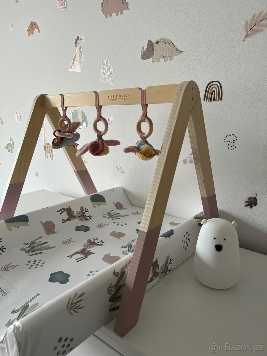 Dřevěná hrazdička nad přebalovací pult – Little Dutch