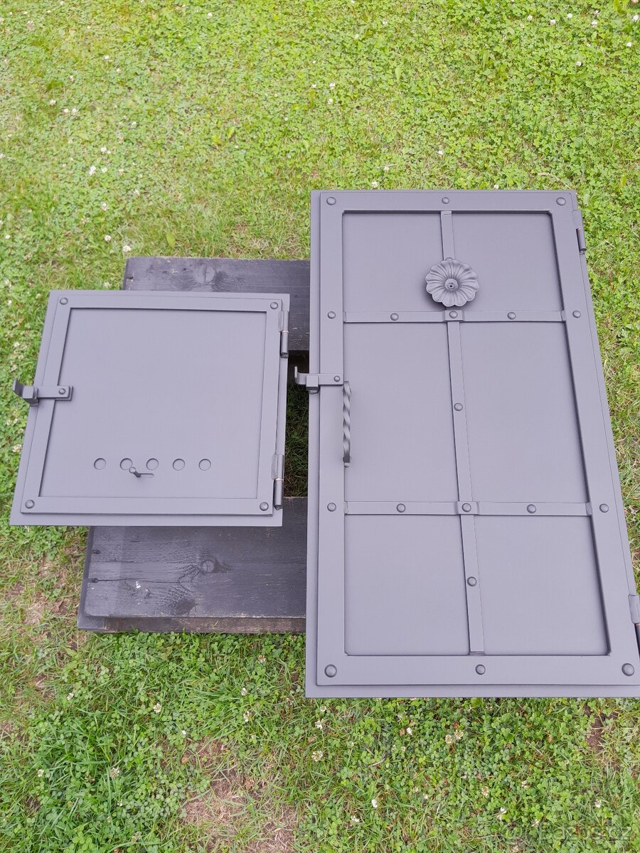 Set dvířek k udírně a topeništi