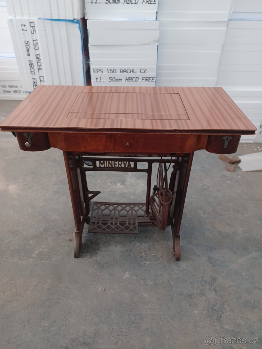 ŠICÍ STROJ MINERVA