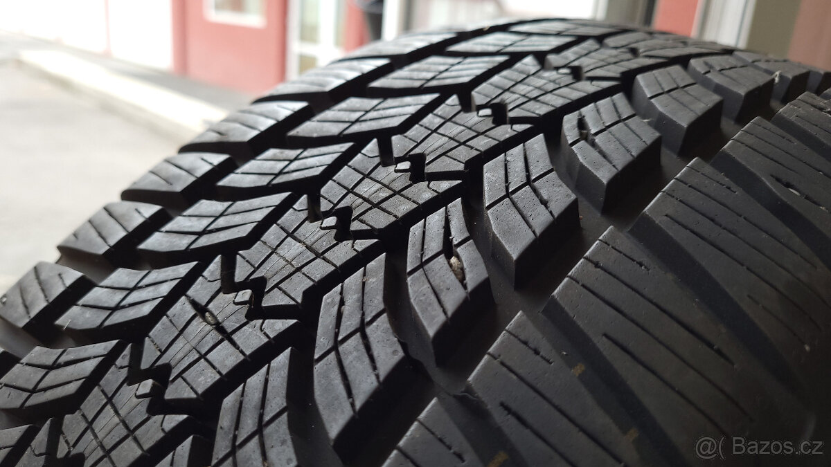 Téměř nejeté zimní pneu Debica 215/50/17, sada