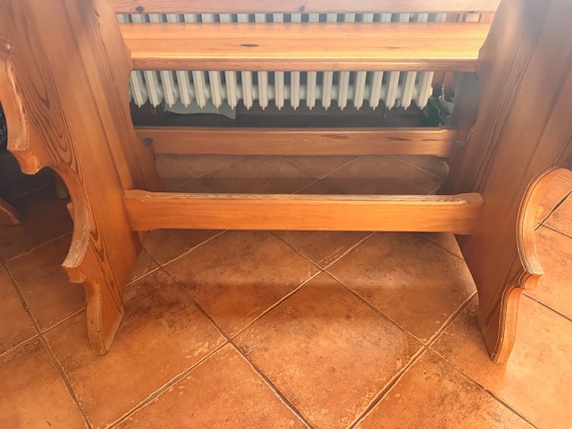 MASIVNÍ STŮL A LAVICE