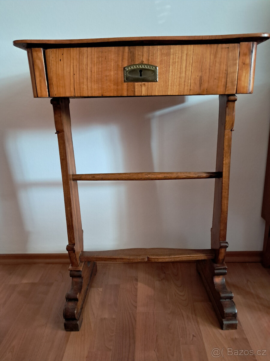 Starožitný šicí stolek