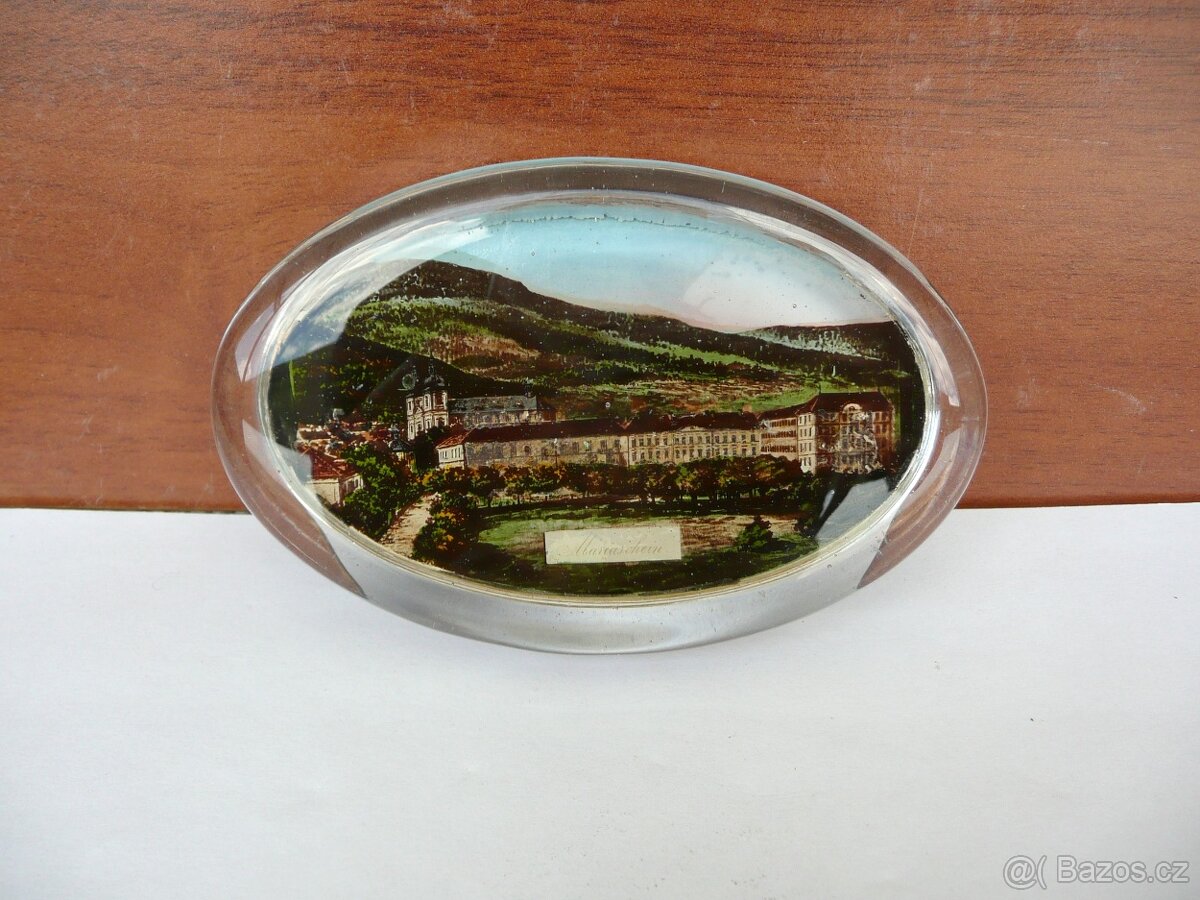 Skleněné těžítko 11 x 7cm