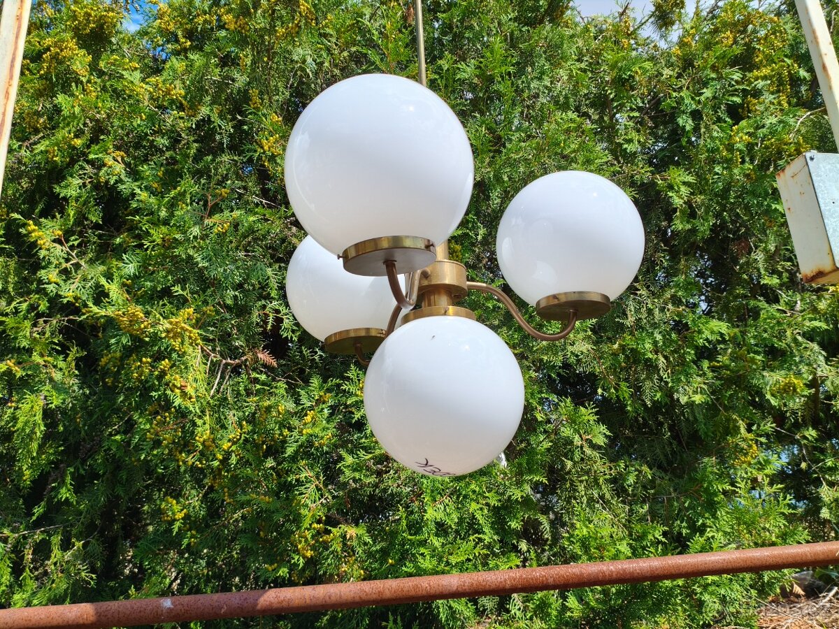 1. republikový mosazný koulový lustr z vily