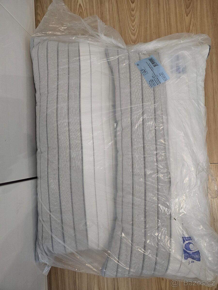 Přehoz na dvoupostel včetně polštářů