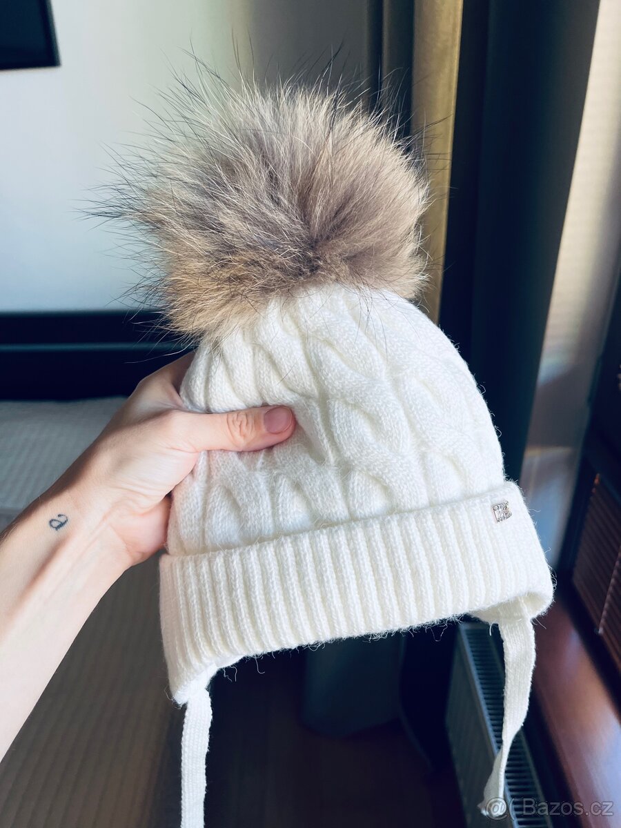 Dětská zimní čepice s pravou bambulí – pro holčičku