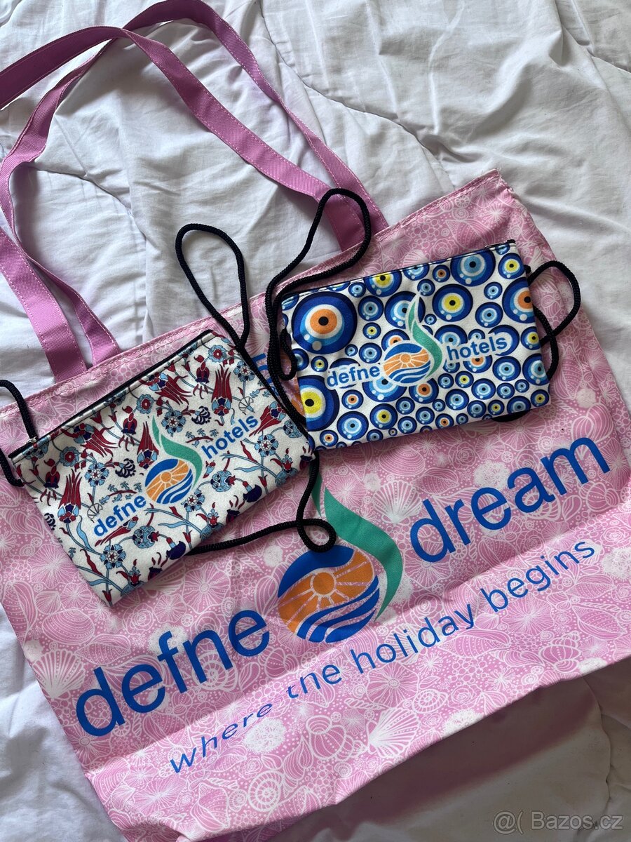 Sada Barevných Peněženek A Růžové Plážové Tašky