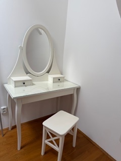Toaletni stolek se zrcadlem, zidle ZDARMA