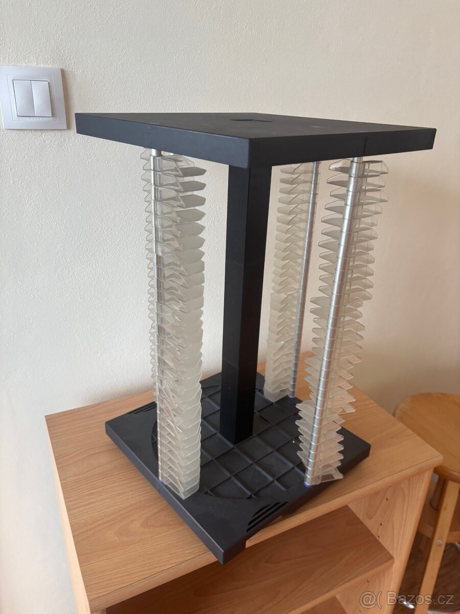 Otočný plastový stojan na 120 CD